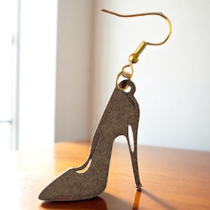 Pendientes de cartón. Zapatos elegantes.