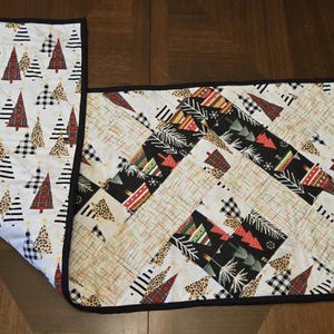 Intersecting Squares Christmas Tree Table Runner