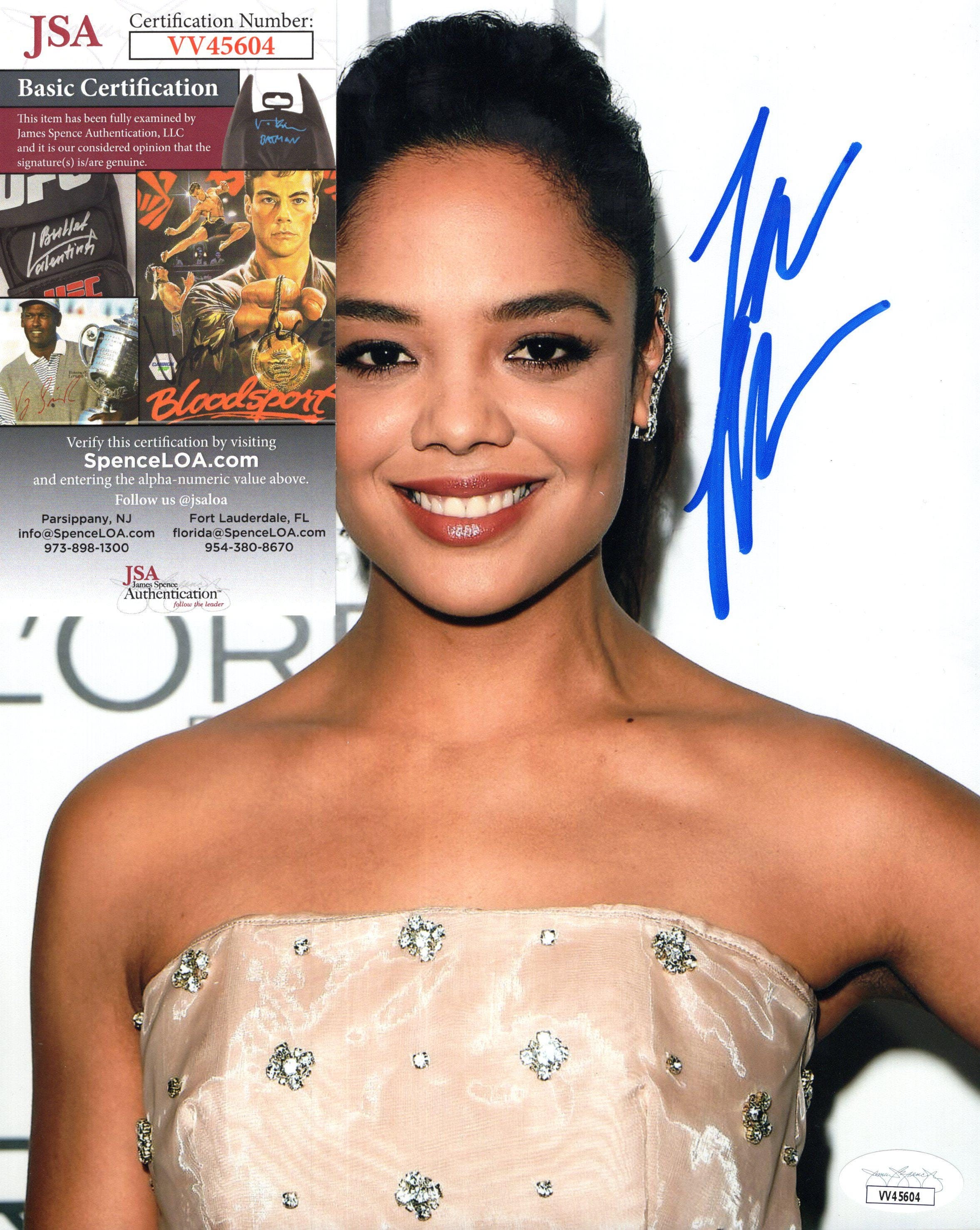 セール中…テッサトンプソン直筆サイン入り超大型写真…Tessa Thompson TESSA THOMPSON signed autographed 8x10 THOR RAGNAROK