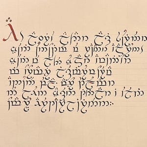 Może przedstawiać: Ręcznie napisana strona tekstu czarnym atramentem na papierze w linie. Tekst jest napisany skryptem i zawiera słowa "A Toyi Thm t? gymm. ajm jmpjm n vjmm i? yms ajm o Th a?n ijmjm m ivvy t?mmvjv mjm p?  gy p?mm n Tam ajm phtn i?tm jm? aypt tjymm."