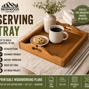 Op de afbeelding: Een vierkant houten dienblad met uitgesneden handgrepen, voorzien van de tekst IRONWOOD DESIGNS SERVING TRAY, EASY TO BUILD, BEAUTIFUL TO USE, DETAILED PLANS, BEGINNER FRIENDLY, INSTANT DOWNLOAD, GREAT GIFT IDEA, DIY WOOD PROJECT.