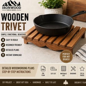 Puede incluir: Un salvamanteles cuadrado de madera con diseño de listones, sobre el cual descansa una sartén de hierro fundido negra. La imagen incluye el texto: IRONWOOD DESIGNS, WOODEN TRIVET, SIMPLE. FUNCTIONAL. BEAUTIFUL., EASY TO BUILD, BEGINNER FRIENDLY, DETAILED PLANS.