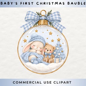 Puede incluir: Un adorno de bola de Navidad transparente con un conejo durmiendo con gorro y bufanda de punto azul junto a un oso de peluche y un pequeño árbol de Navidad azul. El texto dice BABY'S FIRST CHRISTMAS BAUBLE y COMMERCIAL USE CLIPART.
