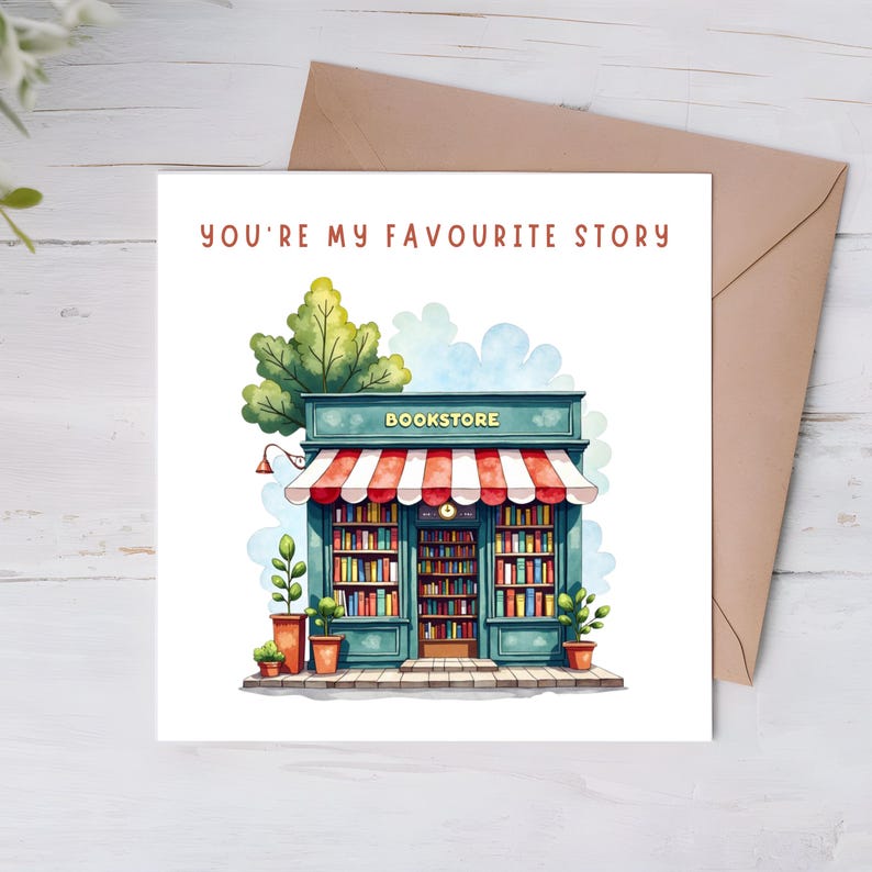 K&ouml;nnte beinhalten: Eine wei&szlig;e Karte mit dem Text "You're my favorite story" in roten Buchstaben. Die Karte zeigt eine Aquarell-Illustration eines gr&uuml;nen Buchladens mit einer rot-wei&szlig; gestreiften Markise. Der Buchladen hat ein Schild mit der Aufschrift "Bookstore".