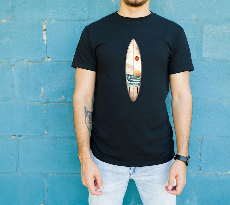 K&ouml;nnte beinhalten: Ein schwarzes T-Shirt mit einem Aufdruck einer Surfboard mit Sonnenuntergang und Meereswellen. Das Surfboard ist braun mit einer roten Sonne und blauen Wellen.