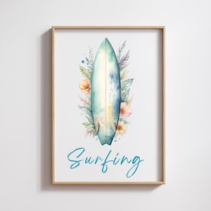 K&ouml;nnte beinhalten: Ein Aquarellbild eines Surfbretts mit floralen Akzenten. Das Surfbrett ist blau und wei&szlig; mit einem gelben Streifen. Die Blumen sind rosa, gelb und orange. Der Text "Surfing" ist in blau unter dem Surfbrett geschrieben.