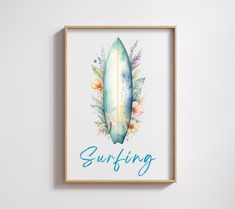 K&ouml;nnte beinhalten: Ein Aquarellbild eines Surfbretts mit floralen Akzenten. Das Surfbrett ist blau und wei&szlig; mit einem gelben Streifen. Die Blumen sind rosa, gelb und orange. Der Text "Surfing" ist in blau unter dem Surfbrett geschrieben.