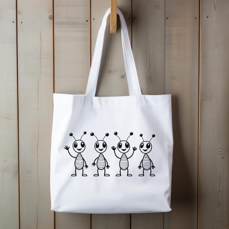 Puede incluir: Bolsa de tela blanca con un gr&aacute;fico en blanco y negro de cuatro extraterrestres de dibujos animados con antenas y ojos grandes. Los extraterrestres est&aacute;n alineados en una fila y sonr&iacute;en.