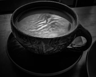 Schwarz weiß Kaffeetasse Fotografie Druck: Minimalistische Küche Cafe Kunst (Digitaler Download)