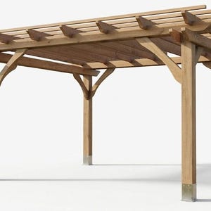 Könnte beinhalten: Eine Holzpergola mit vier vertikalen Stützpfosten mit Metallfußplatten, horizontalen Balken und einer Lamellendachstruktur mit geschwungenen dekorativen Eckstreben, die die Pfosten mit dem oberen Rahmen verbinden.