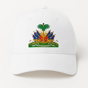 Puede incluir: Gorra de béisbol blanca con el escudo de armas haitiano. El emblema incluye una palmera, banderas y el lema "L'Union Fait La Force" en verde. La gorra tiene un diseño clásico de seis paneles con visera curva.