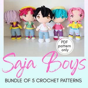 Peut inclure: Cinq poupées au crochet colorées avec différentes couleurs de cheveux et tenues. Les poupées sont alignées. L'image comprend le texte "Saja Boys" et "BUNDLE OF 5 CROCHET PATTERNS". Une étiquette "PDF pattern only" est également présente.