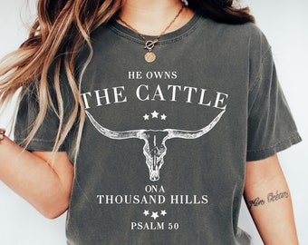 Camiseta cristiana Comfort Colors: Él es el dueño del ganado, versículo bíblico