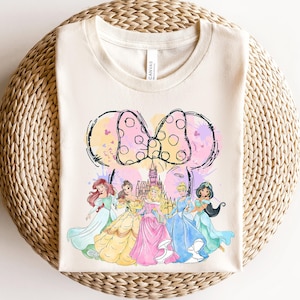 Camiseta de princesa Disney con acuarela, sudadera con el equipo de princesas, camiseta gráfica Magic Kingdom, cuello redondo para viaje de chicas, regalo de Ariel, Bella y Cenicienta imagen 1