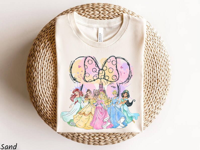 Camiseta de princesa Disney con acuarela, sudadera con el equipo de princesas, camiseta gráfica Magic Kingdom, cuello redondo para viaje de chicas, regalo de Ariel, Bella y Cenicienta imagen 1