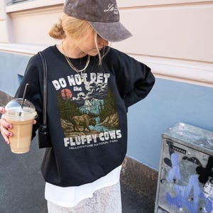 Sudadera con texto "No acaricies a las vacas peludas" de Yellowstone, divertida camiseta del Parque Nacional del Bisonte, camiseta gráfica vintage de senderismo, regalo para amantes de la naturaleza. imagen 3