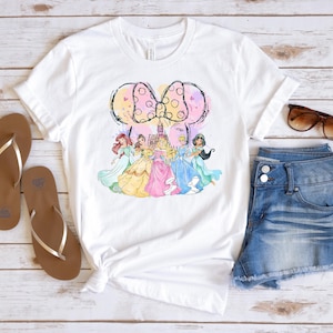 Camiseta de princesa Disney con acuarela, sudadera con el equipo de princesas, camiseta gráfica Magic Kingdom, cuello redondo para viaje de chicas, regalo de Ariel, Bella y Cenicienta imagen 4