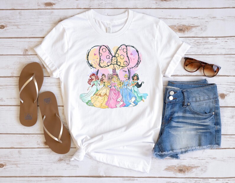 Camiseta de princesa Disney con acuarela, sudadera con el equipo de princesas, camiseta gráfica Magic Kingdom, cuello redondo para viaje de chicas, regalo de Ariel, Bella y Cenicienta imagen 4