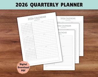 Op de afbeelding: Een stapel witte 2026 kwartaalplannerpagina's met kalenderrasters en notitiegedeeltes. De tekst "2026 Quarterly Planner" staat bovenaan. De woorden "Digital Download PDF" staan in een roze cirkel linksonder. Op een bruin houten oppervlak.