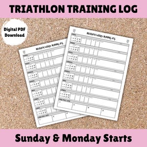 Puede incluir: Registro de entrenamiento de triatlón imprimible en blanco y negro con el texto "TRIATHLON TRAINING LOG" y "Sunday & Monday Starts" en la parte superior y "Weekly Running Log" en el medio de la página.