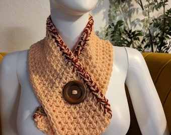 Écharpe infini pêche et bordeaux crochetée à la main avec bouton en bois