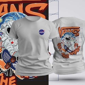 以下が含まれることがあります： 白いTシャツ。青いスケートボードでスケートをする宇宙飛行士のグラフィック、星空の背景。シャツの前面にはNASAのロゴ、背面には「VANS」と「OFF THE WALL」の文字がプリントされています。