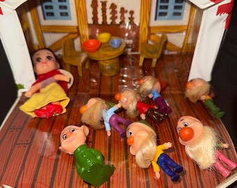 Hasbro  1967 Disney Storykins  Snow white & Seven dwarfs Playset complete with house and all dwarfs
