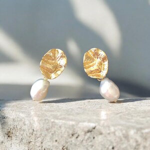 Brincos de ouro com pérola de água doce banhados a ouro 18K, brincos marcantes em estilo vintage.