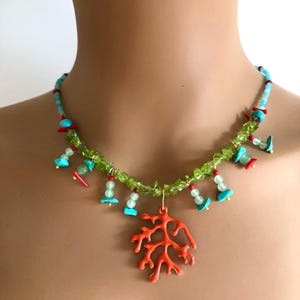 Korallenast Halskette mit Peridot & Türkis, Statement Kette Meeresschmuck Boho Luxus Schmuck, Sommer Halskette Rot Grün, Geschenk für Sie