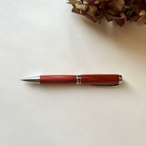 Gedraaide balpen gemaakt van hoogwaardig Red Heart-hout løvgran nr. 26