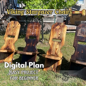 Könnte beinhalten: Vier hölzerne Viking Stargazer-Stühle mit dunkler Beize und eingravierten Designs. Die Stühle stehen im Freien auf Gras, mit dem Text "Digital Plan" und "Easy Project for Beginner" sichtbar. Die Stühle haben eine einzigartige Form und sind wahrscheinlich handgefertigt.