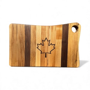 Planche à découper drapeau canadien : bois d'érable et de noyer, souvenir du Canada