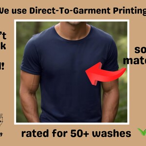 Może przedstawiać: Koszulka w kolorze granatowym z zbliżeniem na materiał, pokazującym jego miękkość. Tekst "We use Direct-To-Garment Printing" znajduje się w g&oacute;rnej części obrazu. Tekst "won't crack or peel!" znajduje się po lewej stronie obrazu. Tekst "soft material" znajduje się po prawej stronie obrazu. Tekst "rated for 50+ washes" znajduje się na dole obrazu.