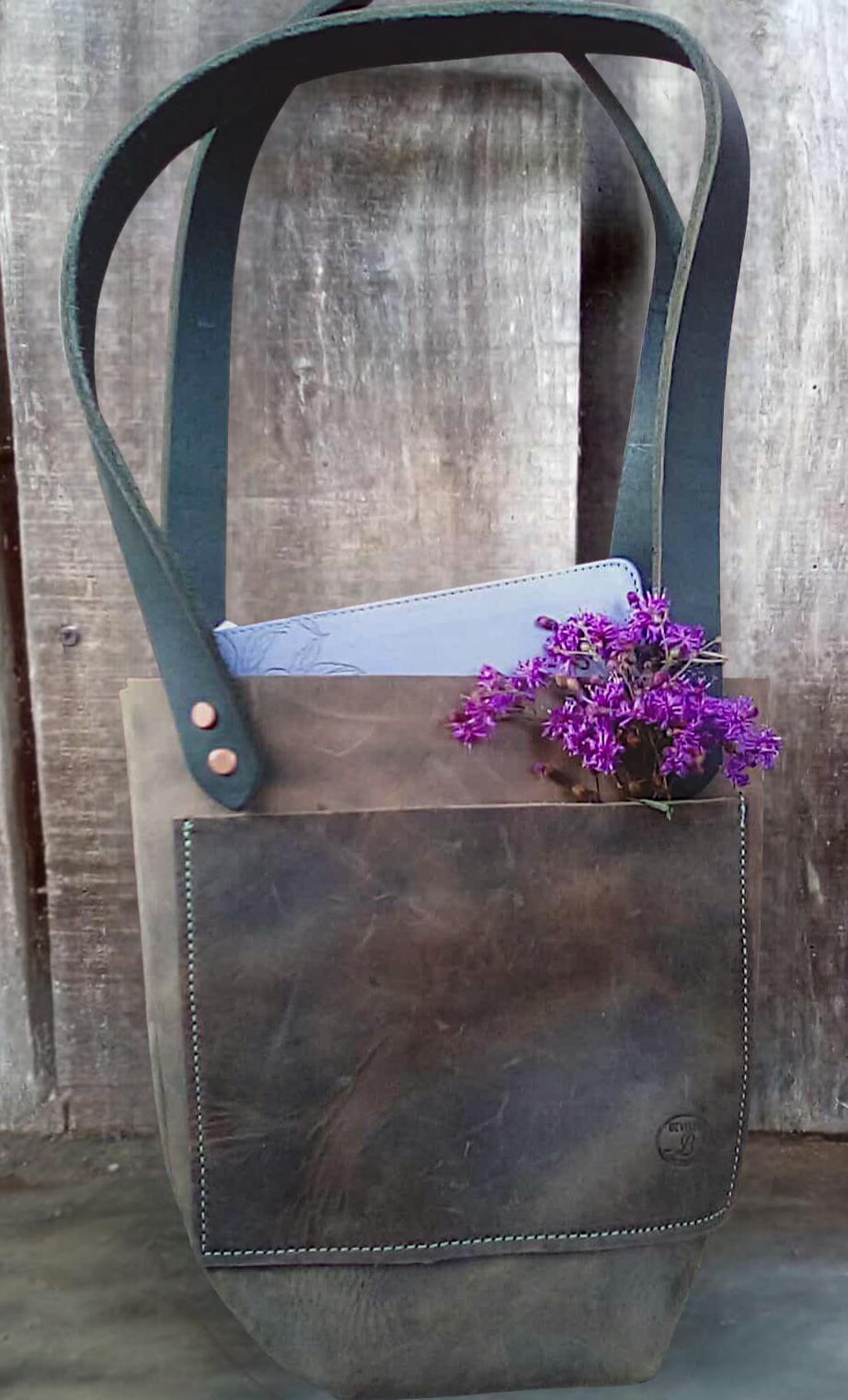 Heart of Rosa tote: everyday carry leather tote style bag - Thumbnail 3