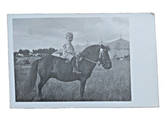 Antieke RPPC-briefkaart kleine jongen die zich voordeed op het berijden van miniatuurpaard-pony in tack