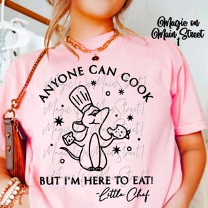 Peut inclure: T-shirt rose avec un graphique noir d'une souris portant un chapeau de chef et tenant une spatule et un morceau de nourriture. Le texte "Anyone can cook but I'm here to eat! - Little Chef" est imprim&eacute; sous le graphique.
