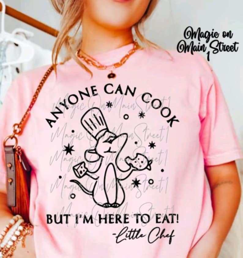 Peut inclure: T-shirt rose avec un graphique noir d'une souris portant un chapeau de chef et tenant une spatule et un morceau de nourriture. Le texte "Anyone can cook but I'm here to eat! - Little Chef" est imprim&eacute; sous le graphique.