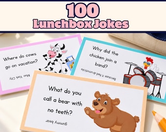 Op de afbeelding: Een set van 100 Lunchbox Jokes kaarten met gekleurde randen en illustraties. Eén kaart toont een koe met de tekst Where do cows go on vacation? Moo York City. Een andere toont een kip die drumt met de tekst Why did the chicken join a band? Because it had drumsticks. Een derde kaart toont een bruine beer met de tekst What do you call a bear with no teeth? gummy bear.
