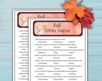 Może przedstawiać: Dwa arkusze Fall Trivia Game z akwarelową myszą i jesiennymi liśćmi. Arkusze gier mają brązową obwódkę i tekst "Fall Trivia Game". Pytania quizu dotyczą tematów związanych z jesienią.