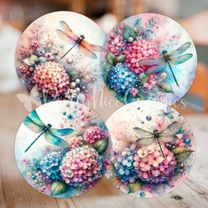 Puede incluir: Cuatro posavasos redondos con un diseño de acuarela que presenta hortensias rosas y azules y libélulas. Los posavasos tienen un fondo blanco con un efecto acuarela suave.