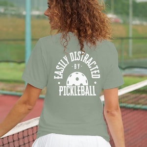 Maglietta facilmente distratta dal pickleball, regalo per gli amanti del pickleball, maglietta divertente, maglietta con citazione di distrazione, top sportivo