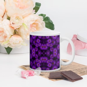 Bloemenmok - paarse asterbloemmok met wikkel rond ontwerp. Perfect cadeau voor hoveniers, bloemenliefhebbers en mensen die op zoek zijn naar een unieke cadeaumok
