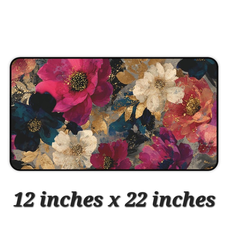 K&ouml;nnte beinhalten: Rechteckige Fu&szlig;matte mit floralem Design, 30 x 56 cm, mit einem Muster im Aquarellstil. Das Design umfasst gro&szlig;e Blumen in Rosa-, Rot-, Wei&szlig;- und Marineblaut&ouml;nen mit Goldblattakzenten auf grauem Hintergrund.