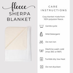 Puede incluir: Una manta de forro polar Sherpa blanca con forro Sherpa color crema. La imagen incluye instrucciones de cuidado: ciclo suave, detergente suave, no planchar, lavar a m&aacute;quina en fr&iacute;o (m&aacute;x. 30 &deg;C), secar en secadora a baja temperatura y no limpiar en seco.