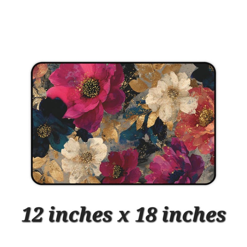 K&ouml;nnte beinhalten: Rechteckiges Mousepad mit Blumenmuster, 30,5 x 45,7 cm, mit einem lebendigen Design aus rosa, roten, wei&szlig;en und marineblauen Blumen mit goldenen Akzenten. Die Blumen sind vor einem grauen Hintergrund.