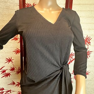 Free People Liten Svart Klänning Ribbad Stickad Twist Framtill Sidosprund Midi Storlek XS bild 2