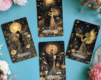 Può includere: Quattro carte dei tarocchi con illustrazioni celesti e floreali. Ogni carta presenta un design diverso con dettagli dorati su sfondo nero. Le carte raffigurano figure, lune e stelle, con elementi floreali. Le carte sono disposte su una superficie azzurra.