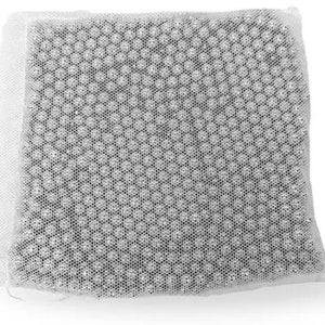 Peut inclure: Un sac en maille blanche rempli de petites perles rondes argentées. Le sac a une fermeture à cordon blanc.