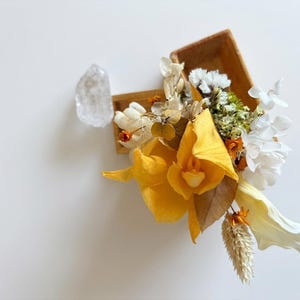 Wooden Box with Dried Floral Composition – Handmade Botanical Object, Ikebana Inspired Sculptural Piece