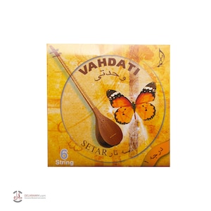 Op de afbeelding: Een geel en oranje pakket met een vlinderontwerp en de tekst "Vahdati" en "Setar" in het Perzisch. Het pakket bevat 6 snaren voor een setar.